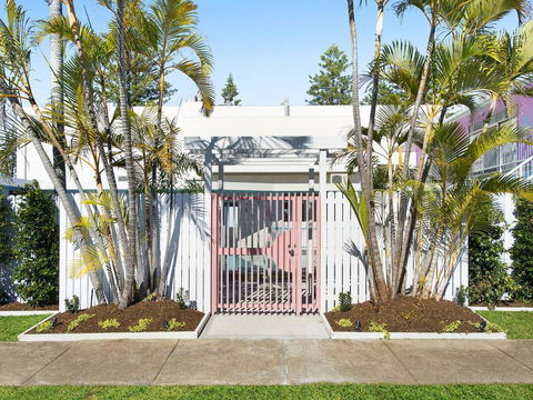 Ventura Beach Motel 2 Bedroom Poolside - Airlie Beach Holiday 3