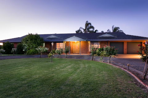 Vineyard Retreat Mildura - Airlie Beach Holiday 0