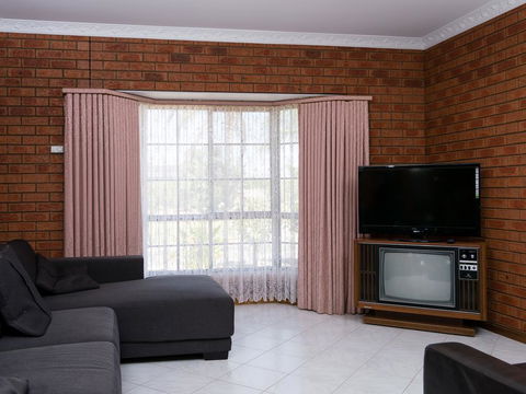 Vineyard Retreat Mildura - Airlie Beach Holiday 1