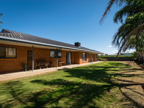 Vineyard Retreat Mildura - Airlie Beach Holiday 2
