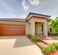 Newington Lakehouse - Airlie Beach Holiday