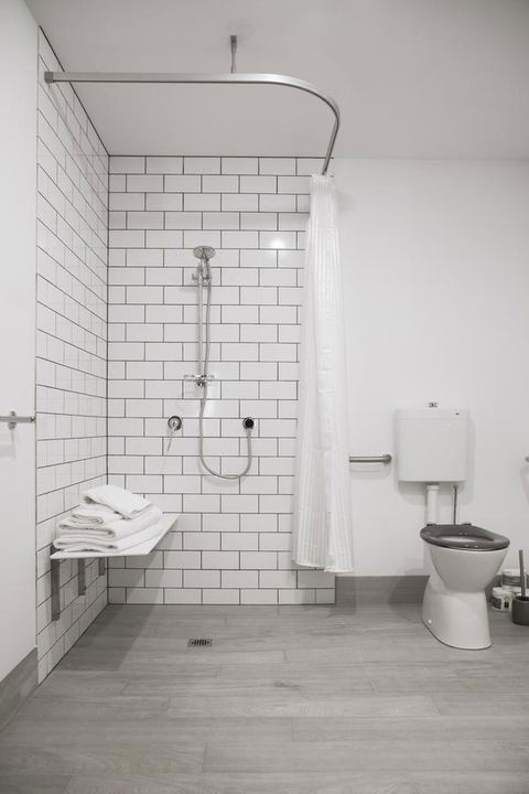 Daylesford Art Motel - Airlie Beach Holiday 17