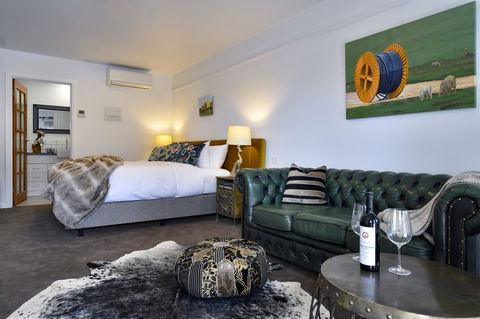 Daylesford Art Motel - Airlie Beach Holiday 6