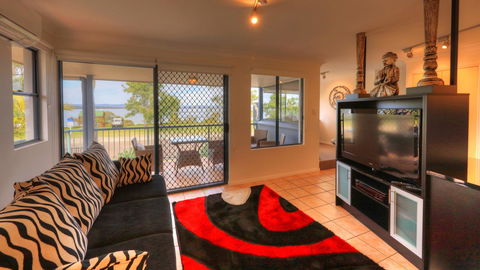 Dolphin Waters - Airlie Beach Holiday 7
