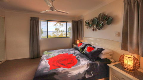 Dolphin Waters - Airlie Beach Holiday 4