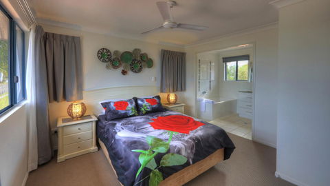 Dolphin Waters - Airlie Beach Holiday 5