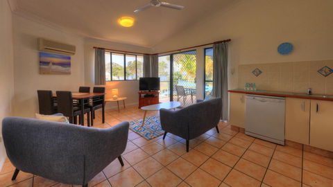 Dolphin Waters - Airlie Beach Holiday 1