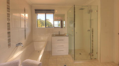 Dolphin Waters - Airlie Beach Holiday 0
