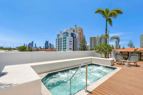 Qube Broadbeach - Airlie Beach Holiday 28