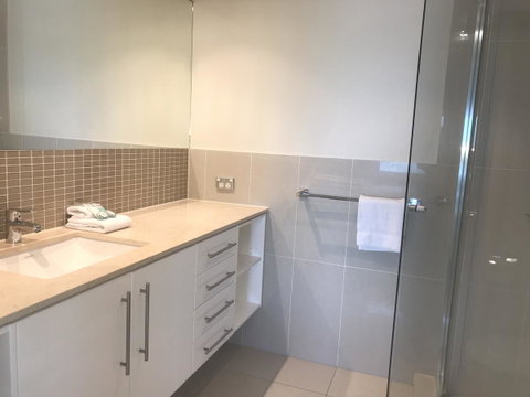 Proximity Waterfront Apartments - Airlie Beach Holiday 11