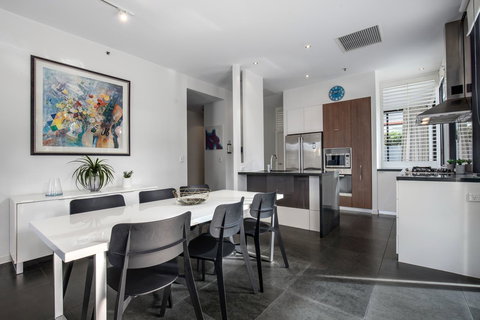Ultra Broadbeach - Airlie Beach Holiday 24