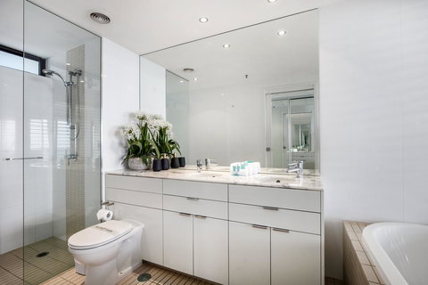 Ultra Broadbeach - Airlie Beach Holiday 14