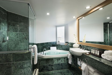 Sofitel Gold Coast Broadbeach - Airlie Beach Holiday 4