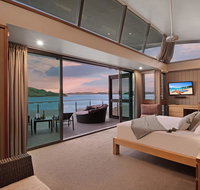 Yacht Club Villa 33 - Serenity - 4 Bedroom 4 Bathroom House Ocean Views 2 Buggies - Airlie Beach Holiday