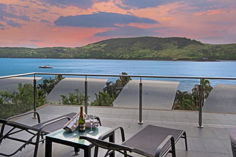 Yacht Club Villa 33 - Serenity - 4 Bedroom 4 Bathroom House Ocean Views 2 Buggies - Airlie Beach Holiday 3