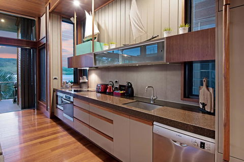 Yacht Club Villa 33 - Serenity - 4 Bedroom 4 Bathroom House Ocean Views 2 Buggies - Airlie Beach Holiday 1