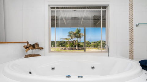 Your Luxury Escape - Byron Sunset Breeze - Airlie Beach Holiday 0