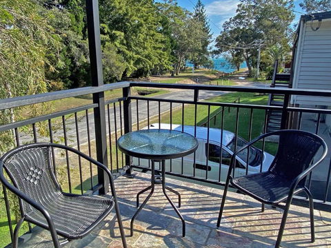 A BEACH AFFAIR - Airlie Beach Holiday 0