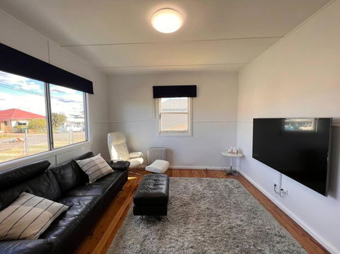 A Delightful Two-bedroom Cottage On Toowoon Bay. - Airlie Beach Holiday 0