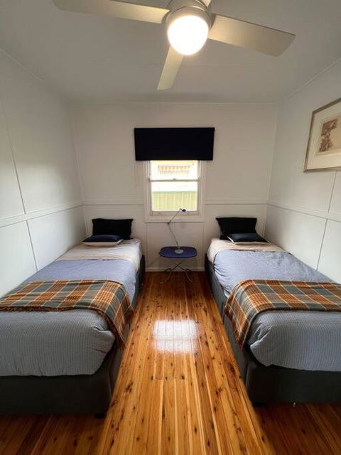 A Delightful Two-bedroom Cottage On Toowoon Bay. - Airlie Beach Holiday 2