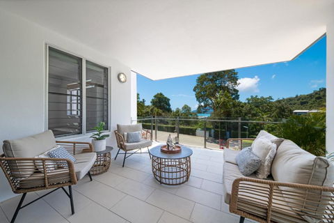 Airlie Sea View - Tropical Vibes Whitsundays - Airlie Beach Holiday 4