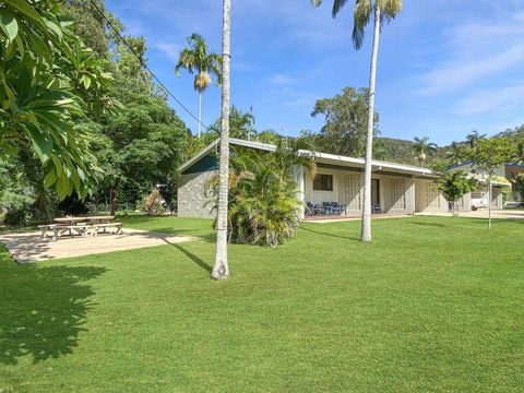 Alma Bay Holiday Unit 3 - Airlie Beach Holiday 0