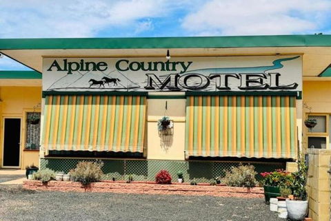 ALPINE COUNTRY MOTEL Plus FREE COFFEE - Airlie Beach Holiday 0