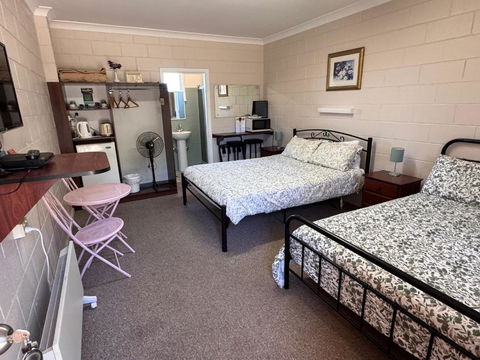 ALPINE COUNTRY MOTEL Plus FREE COFFEE - Airlie Beach Holiday 1