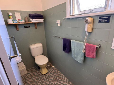 ALPINE COUNTRY MOTEL Plus FREE COFFEE - Airlie Beach Holiday 2