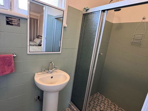 ALPINE COUNTRY MOTEL Plus FREE COFFEE - Airlie Beach Holiday 3