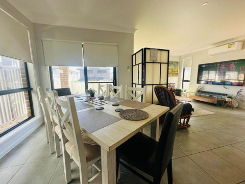 Amazing Air Austral With AC And Built-in Wardrobe - Airlie Beach Holiday 3