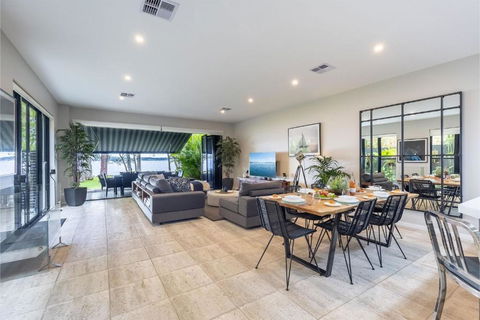 Ambience On The Waterfront 14 Danalene Parade - Airlie Beach Holiday 3