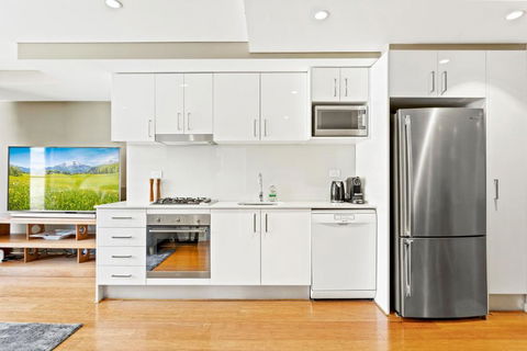 B208S - The Waverton Escape - Airlie Beach Holiday 3