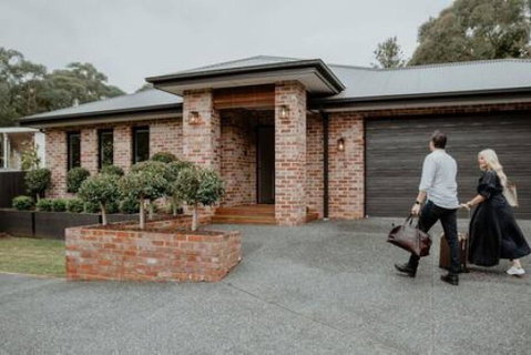 BADGER HOUSE - 4 Bed, 4 Bath, Stunning Entertainer Plus Fire - Airlie Beach Holiday 1