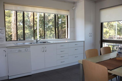 Close To Surf Beach, Surf Club, Hotel And Shops - Boyd St, Woorim - Airlie Beach Holiday 4
