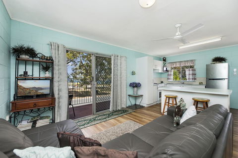 First Floor Unit Close To Shops, Park And Waterfront! - Airlie Beach Holiday 10