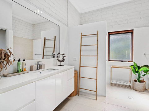 'Nunkeri', 5 Kerrie Close - Stunning House With Fabulous Views, Linen, WIFI & Air Conditioning - Airlie Beach Holiday 3