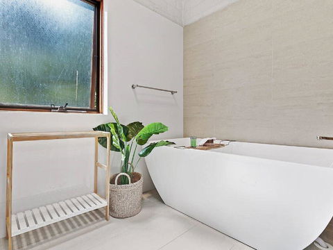 'Nunkeri', 5 Kerrie Close - Stunning House With Fabulous Views, Linen, WIFI & Air Conditioning - Airlie Beach Holiday 2