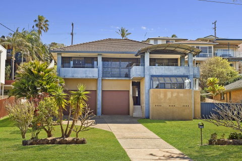 143 Matthew Flinders Drive, Port Macquarie - Airlie Beach Holiday 1