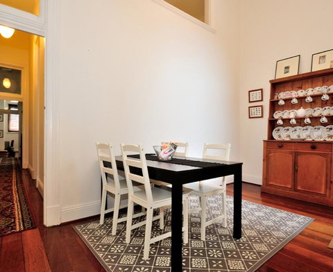 1904 - Central Historic 1 Bedroom Apartment - Airlie Beach Holiday 2