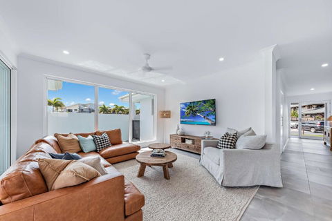 Cove 18 - Luxury Beach House - Airlie Beach Holiday 4