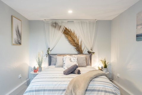 Detached Double Room - Seconds To Transport - Close To China Town - Shared Bathroom - Airlie Beach Holiday 0