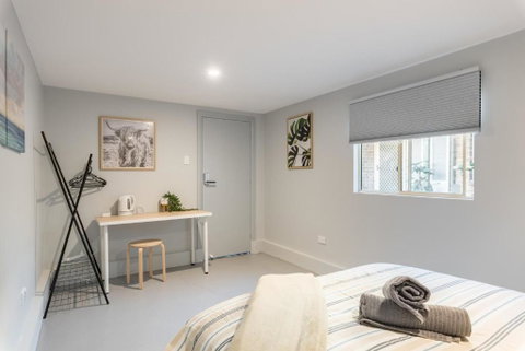 Detached Double Room - Seconds To Transport - Close To China Town - Shared Bathroom - Airlie Beach Holiday 1