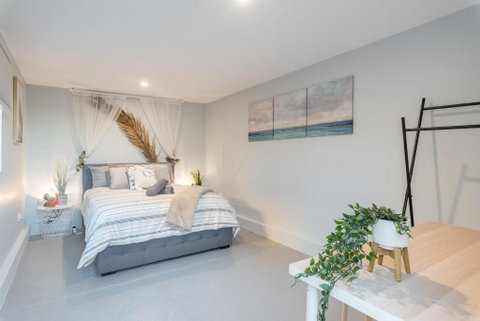Detached Double Room - Seconds To Transport - Close To China Town - Shared Bathroom - Airlie Beach Holiday 2