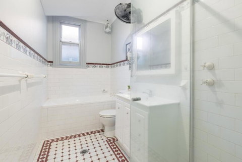 Detached Double Room - Seconds To Transport - Close To China Town - Shared Bathroom - Airlie Beach Holiday 3