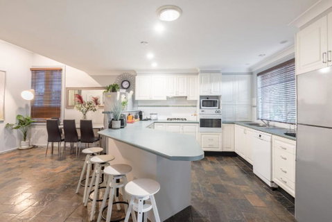 Detached Double Room - Seconds To Transport - Close To China Town - Shared Bathroom - Airlie Beach Holiday 4