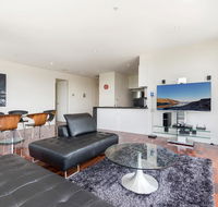 3-Bed Apartment with Parking Near Parks and Dining - Airlie Beach Holiday