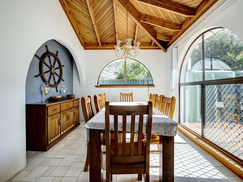 31 Rest Point Absolute Waterfront With Jetty - Airlie Beach Holiday 1