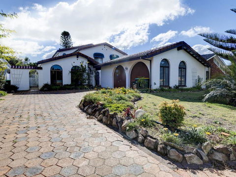 31 Rest Point Absolute Waterfront With Jetty - Airlie Beach Holiday 0