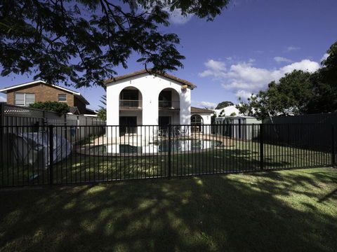31 Rest Point Absolute Waterfront With Jetty - Airlie Beach Holiday 3
